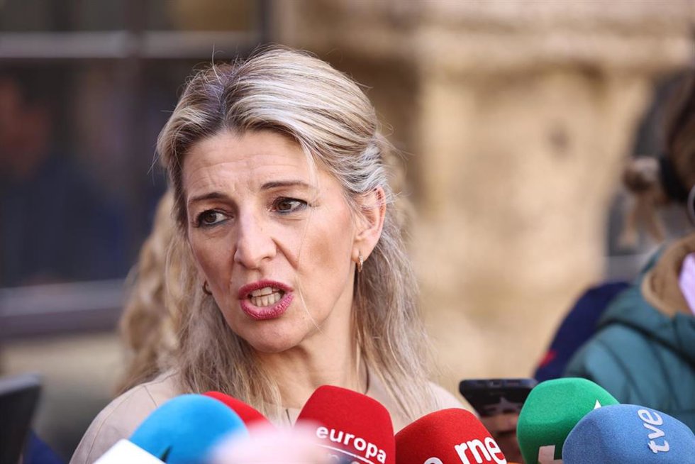 Archivo - La vicepresidenta segunda y ministra de Trabajo y Economía Azul, Yolanda Díaz, atiende a los medios en Cádiz.