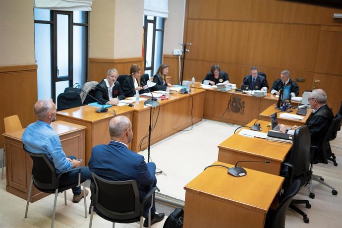 El exconseller de Interior de la Generalitat de Catalunya Miquel Buch (d) durante un juicio en la Audiencia de Barcelona, a 28 de junio de 2023, en Barcelona, Catalunya (España). 