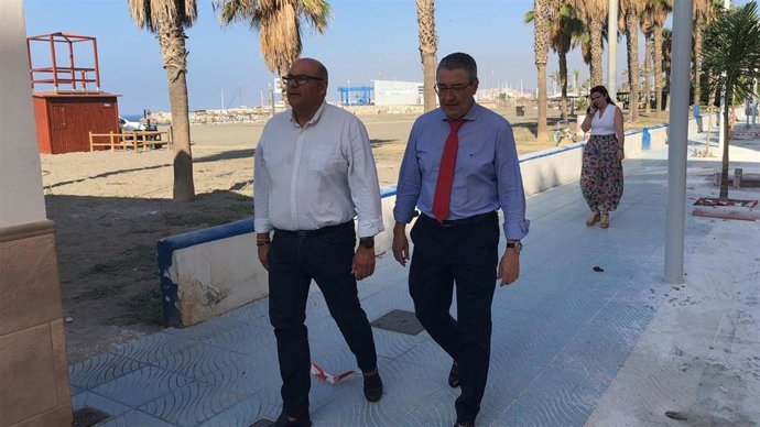 El presidente de la Diputación de Málaga, Francisco Salado, ha realizado la primera visita institucional a un municipio en este nuevo mandato, concretamente a Vélez-Málaga, junto con su alcalde, Jesús Lupiáñez.