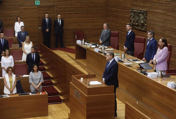 El 'president' de la Generalitat en funciones, Ximo Puig, ha iniciado su intervención en la investidura del candidato 'popular', Carlos Mazón, pidiendo un minuto de silencio por la mujer asesinada por su marido en Antella