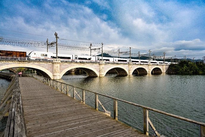 Tren ICE L de Talgo cruzando el puente internacional entre Irún (España) y Hendaya (Francia) a comienzos de julio de 2023.