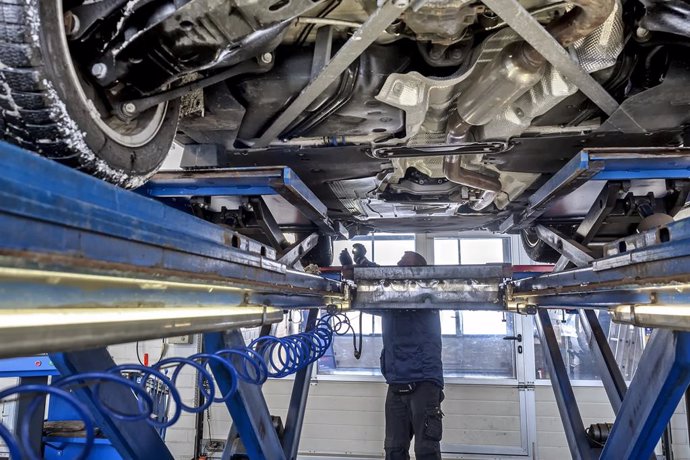 Archivo - Revisión de un coche en un taller. 