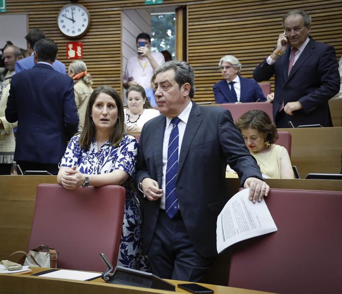 La síndica de Vox en Les Corts, Ana Vega, junto a José María Llanos.
