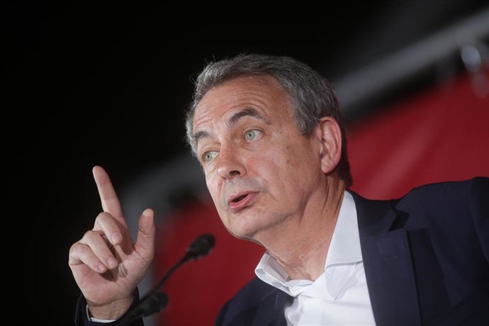 Archivo - El expresidente del Gobierno José Luis Rodríguez Zapatero, durante un mitin del PSOE en Lugo, en una foto de archivo.