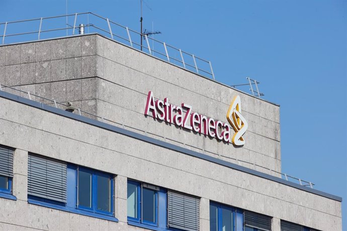 Archivo - El logotipo en el edificio del grupo farmacéutico internacional Astrazeneca. En Schleswig-Holstein, Wedel (Alemania), a 31 de marzo de 2021.