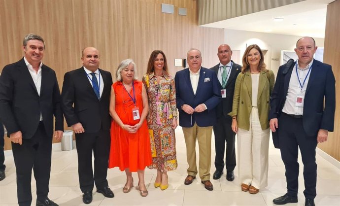 Foto grupal con varios de los ponentes de la jornada organizada por Fadei.