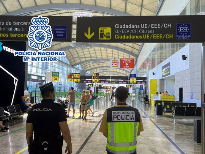 Imagen de agentes de la Policía Nacional en el Aeropuerto de Alicante-Elche Miguel Hernández.