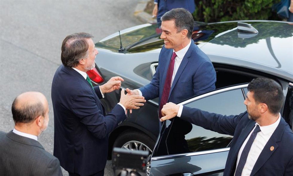 El presidente del Gobierno y candidato  del PSOE a la reelección, Pedro Sánchez, a su llegada al programa 'Cara a Cara. El Debate', en Atresmedia, a 10 de julio de 2023, en Madrid (España). 