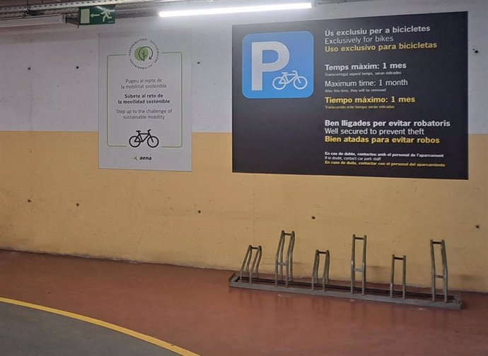 Aparcamiento de bicicletas en el Aeropuerto de Girona-Costa Brava en Catalunya.