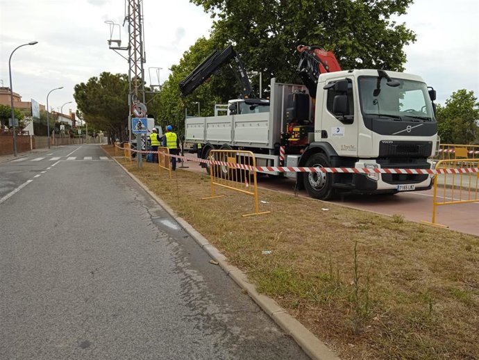 Trabajos de reforma de la red eléctrica en Cubelles (Barcelona).