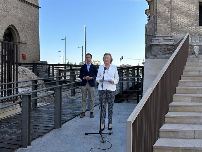 La candidata popular al Senado, Luisa Fernanda Rudi, junto al candidato al Congreso, Pedro Navarro, en un acto celebrado en la iglesia San Juan de los Panetes