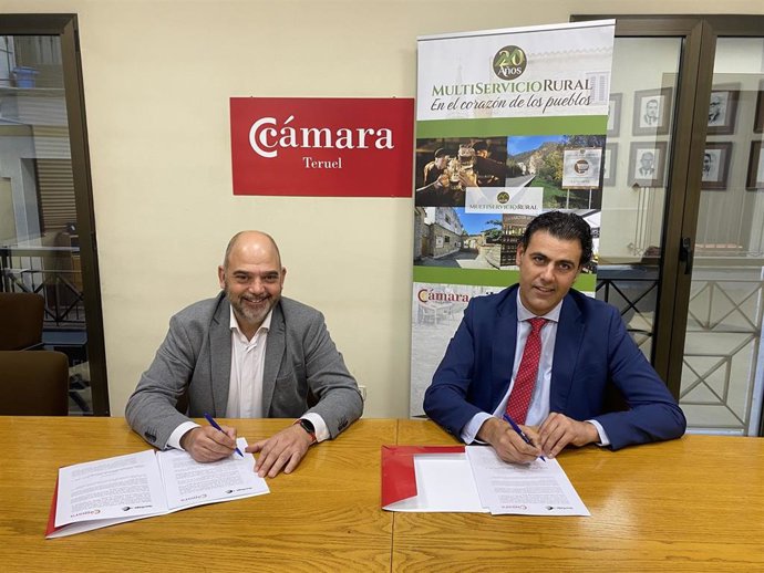 Firma del acuerdo entre Cámara de Comercio de Teruel e Ibercaja.