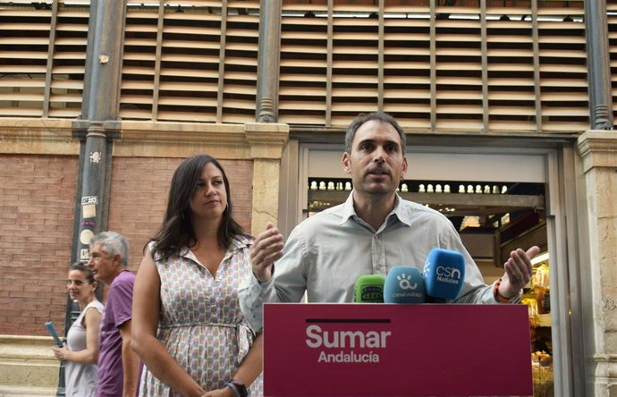 El candidato número 1 de Sumar al Congreso de los Diputados por Málaga, Toni Valero, y la candidata número 2 de Sumar por Málaga, Mar González, en rueda de prensa
