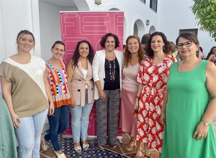 La candidata número tres del PP por Córdoba al Congreso de los Diputados, María de la O Redondo (centro), en el encuentro organizado por el Foro de Empresarias y Profesionales de Córdoba.