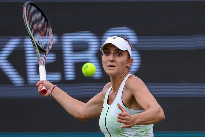La tenista española Rebeka Masarova disputando el torneo de  Bad Homburg.