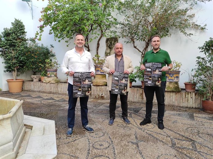 El delegado de Cultura en la Diputación de Córdoba, Gabriel Duque (centro), en la presentación de la programación del 9 Festival de Música y Teatro de Dos Torres.