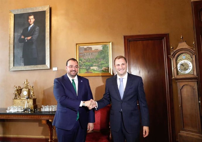 Adrián Barbón (PSOE) y Adrián Pumares (Foro) se saludan al inicio de una reunión en la Junta General