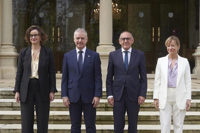 El lehendakari Iñigo Urkullu, y los diputados generales de Álava, Ramiro González; Bizkaia, Elixabete Etxanobe; y Gipuzkoa, Eider Mendoza, han mantenido este jueves su primera reunión