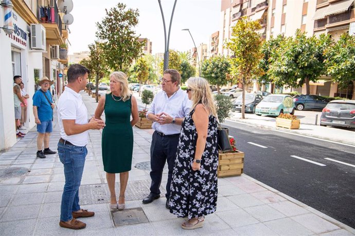 La alcaldesa, Ángeles Muñoz, visita la remodelación integral de la avenida del Trapiche  junto al concejal del ramo, Diego López, y el gerente de la empresa concesionaria Hidralia, Fulgencio Díaz