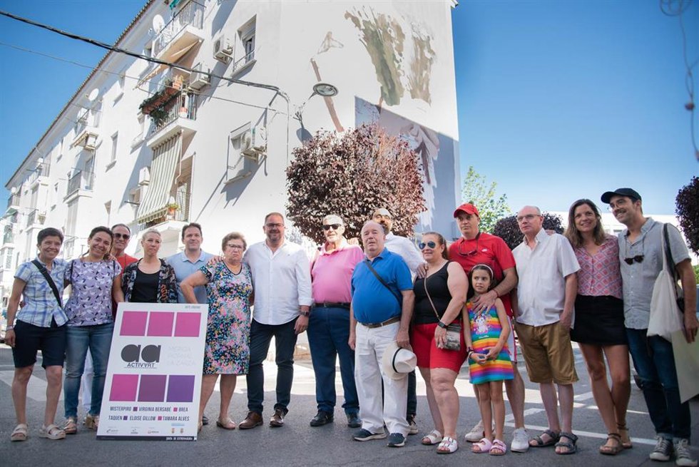 Nuevo mural del museo al aire libre en la barriada de La Antigua de Mérida que han visitado la autora, Tamara Alves, y el alcalde, Antonio Rodriguez Osuna.