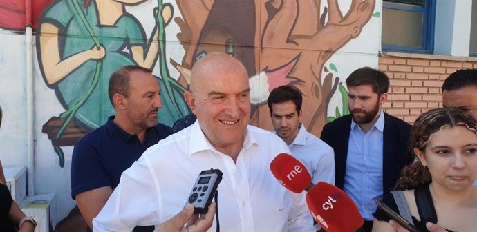 El alcalde de Valladolid, Jesús Julio Carnero, este jueves en el CEIP Cristóbal Colón en una atención a los medios tras un encuentro de trabajo