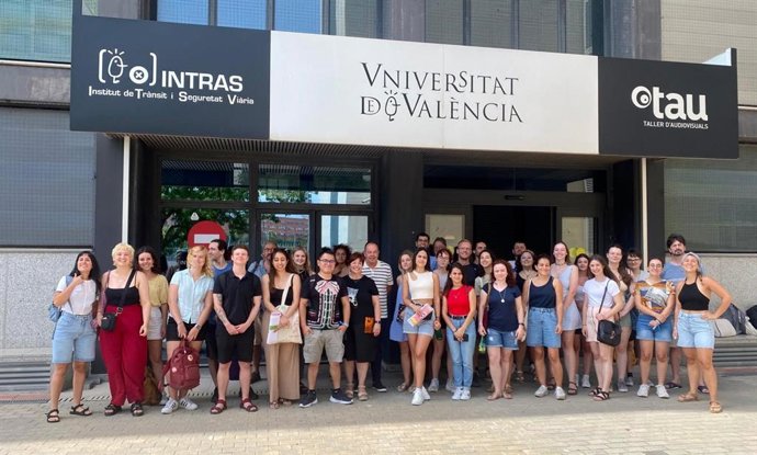 Una treintena de estudiantes de todo el mundo participan en la estancia lingüística en Valncia que, desde hace catorce años, organizan de manera conjunta la Acadmia Valenciana de la Llengua y el Institut Ramon Llull.  