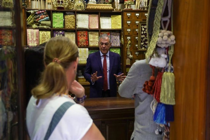 El alcalde de Sevilla visita un comercio emblemático de la céntrica calle Francos.