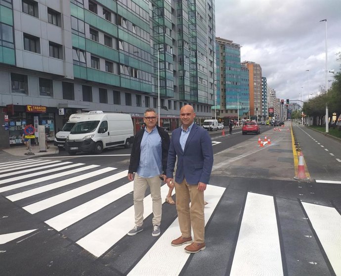 El concejal de Infraestructuras Urbanas y Rurales del Ayuntamiento de Gijón, Gilberto Villoria (Foro), y el edil de Urbanismo, Jesús Martínez Salvador (Foro), en el Muro de San Lorenzo.