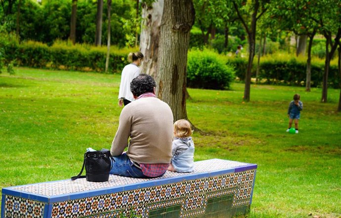 Archivo - Un padre con su hijo en el Parque de Maria Luisa, en Sevilla 