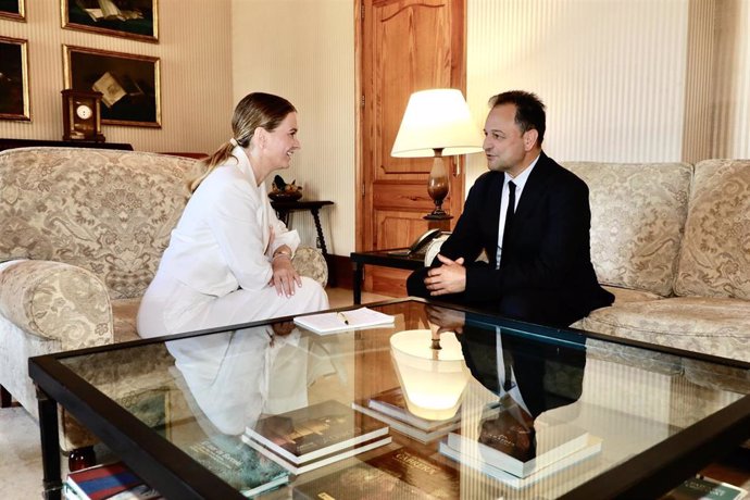 La presidenta del Govern, Marga Prohens, y el presidente del Consell de Formentera, Lloren Córdoba.