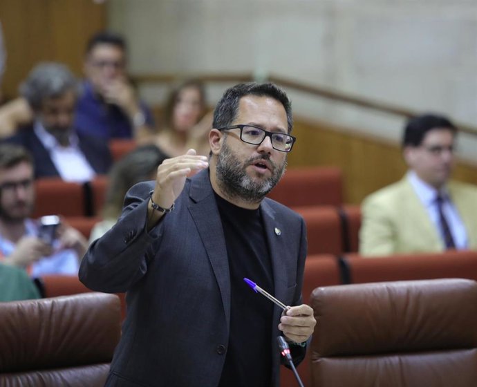 El portavoz de Adelante Andalucía, José Ignacio García, este jueves durante su pregunta al presidente de la Junta, Juanma Moreno, en el Pleno del Parlamento.