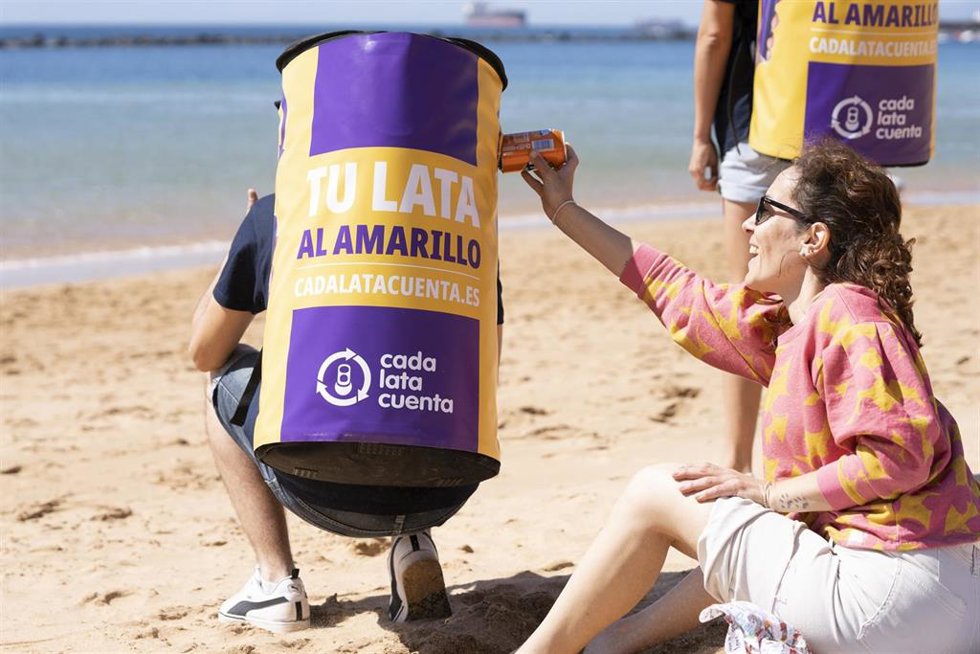 Archivo - La campaña 'Tu Lata Al Amarillo' en las playas de Tenerife