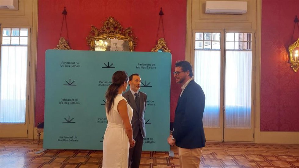 Los representantes del Parlament encargados de leer el manifiesto en homenaje a Miguel Ángel Blanco, el presidente del Parlament, Gabriel Le Senne, el diputado del PP, Sebasti Sagreras, y la diputada de Vox, Idoia Ribas.