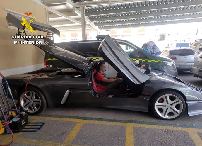 Imagen del vehículo intervenido por la Guardia Civil