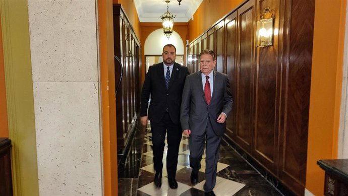 El presidente en funciones del Principado, Adrián Barbón, y el alcalde de Oviedo, Alfredo Canteli, en la primera visita institucional del presidente al Ayuntamiento de Oviedo.