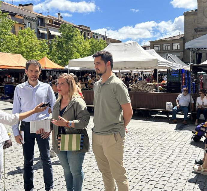 Sergio Sayas (i), cabeza de lista del PP al Congreso por Navarra, y Amelia Salanueva, número uno al Senado, en un acto en Estella.