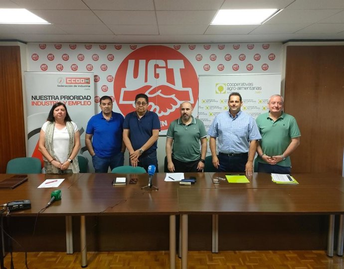 Representantes de UGT, CCOO y Cooperativas Agro-Alimentarias informan sobre el acuerdo.