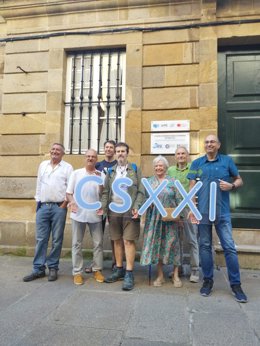 El presidente de la Fraternidad Internacional del Camino, Miguel Pérez (segundo desde la izquierda), y el presidente de la Fraternidad Internacional del Camino de Santiago (FICS) (el último a la derecha), junto con otros miembros de la FICS