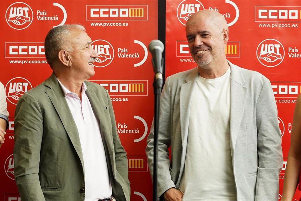 El secretario general de UGT, Pepe Álvarez (i), y el secretario general de CCOO, Unai Sordo (d), a su llegada a la asamblea con motivo de la #AvanarEnDrets-Asamblea conjunta UGT-CCOO, en La Rambleta, a 13 de julio de 2023, en Valencia