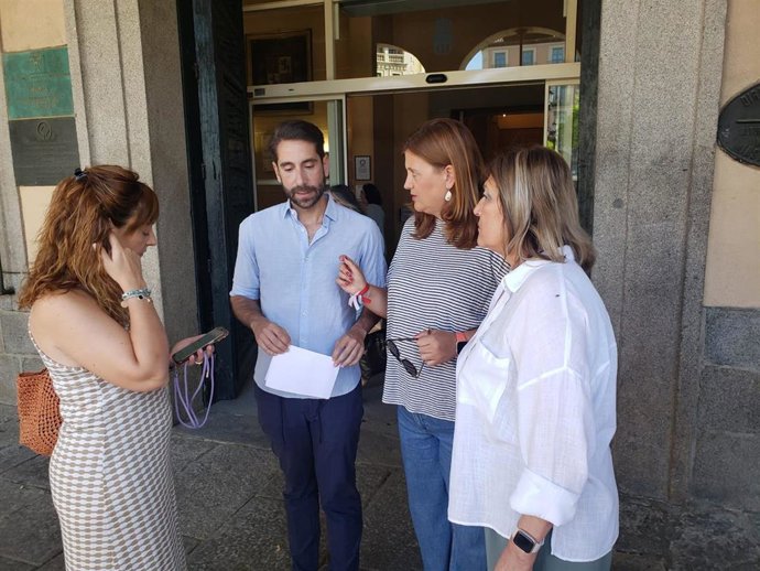 La portavoz socialista municipal, Clara Martín, con otros Concejales de su partido
