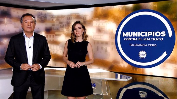 Victoria Arnáu y Roberto Brasero en el spot de la campaña 'Municipios contra el maltrato'