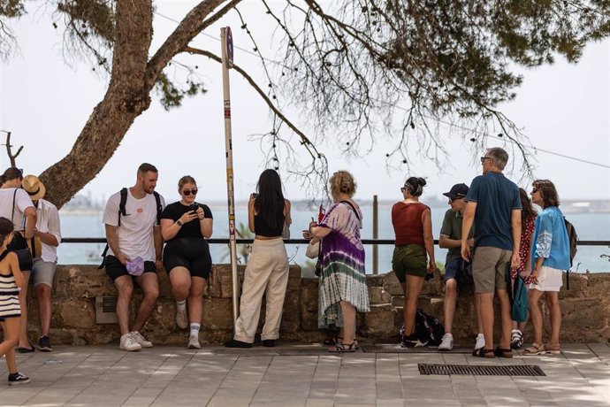 Turistas paseando por Palma, a 11 de julio de 2023, en Palma de Mallorca, Mallorca, Baleares (España). 