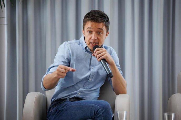 El líder de Más País, Iñigo Errejón, participa durante el coloquio 'Jornada laboral de 32 horas. Trabajar menos para vivir mejor', en el Círculo de Bellas Artes, a 10 de julio de 2023, en Madrid (España). 