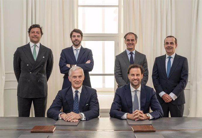 Los equipos de Bestinver y BlackRock firmando su acuerdo de colaboración.