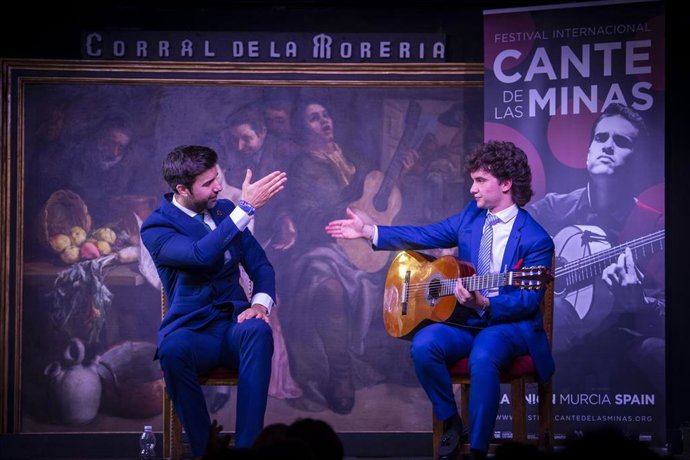 Archivo - Un cantaor y un guitarrista participan en las pruebas selectivas del Festival Internacional del Cante de las Minas en una imagen de archivo.