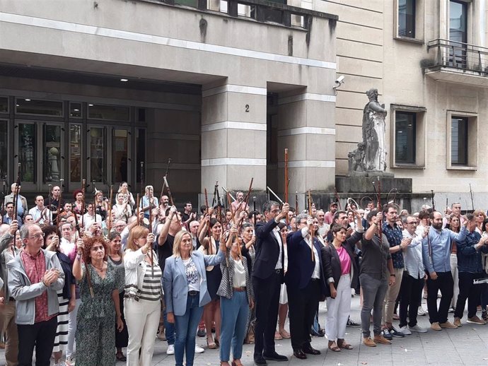 Alcaldes vascos y respresentantes del ámbito del euskera protestan ante el Palacio de Justicia de Bilbao por la resolución del TC sobre la Ley Municipal Vasca