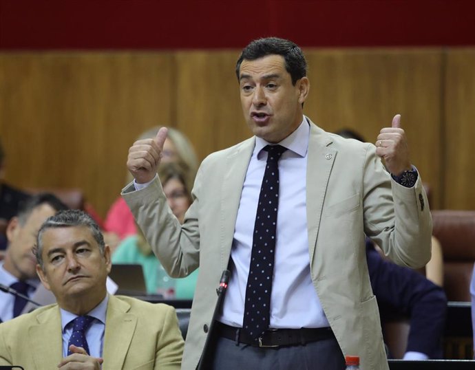 El presidente de la Junta de Andalucía, Juanma Moreno, en el Pleno del Parlamento.