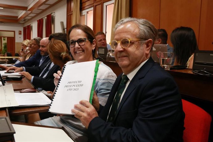 El exdelegado de Hacienda con la actual delegada sostienen el documento que recoge los presupuestos municipales de 2023 de Córdoba.
