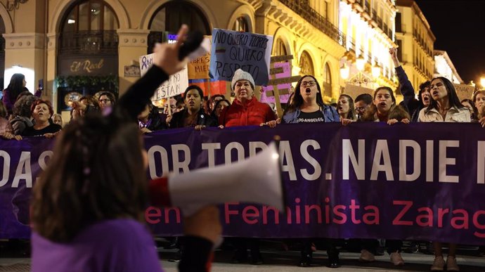 Archivo - Miles de mujeres protestan con carteles durante una manifestación convocada por la Comisión 8M y la Coordinadora de Organizaciones Feministas de Zaragoza, por el 8M, Día Internacional de la Mujer