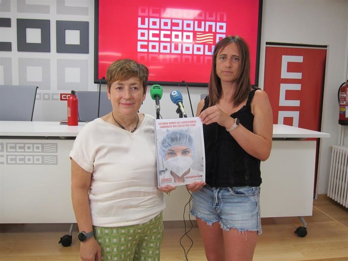 La secretaria general FSS CCOO Aragón, Delia Lizana, y la TCAE en el Hospital Miguel Servet de Zaragoza, Patricia Beritens, presenta un estudio sobre las condiciones laborales de estos profesionales.